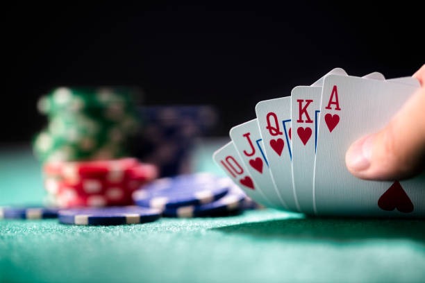Live-dealer game outcomes and hand history